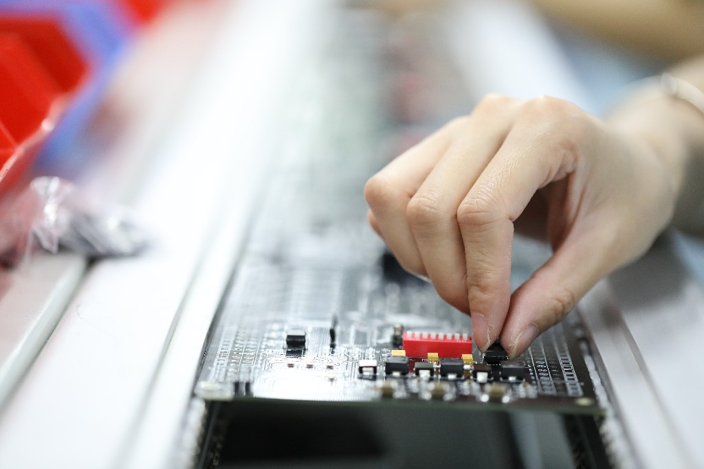 DIP插件與SMT貼片的優缺點有哪些?DIP插件與SMT貼片的定義和特點